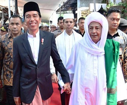 DAMAI: Presiden Joko Widodo bersama Habib Luthfi Pekalongan dalam suatu kesempatan. (foto: dok ngopibareng.id)