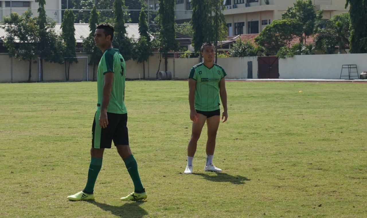 Mantan pemain Persija Jakarta, Arthur Irawan saat mengikuti trial bersama Persebaya, di Lapangan Polda Jatim, pagi tadi. (foto: hrs/ngopibareng)