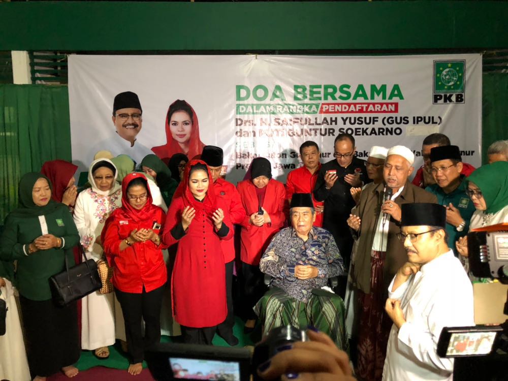 Gus Ipul, Puti Guntur Soekarno bersama sejumlah kyai doa bersama di kantor DPW PKB Jawa Timur, sebelum berangkat mendaftar ke KPU Jawa Timur. (Foto: Ngopibareng.id)