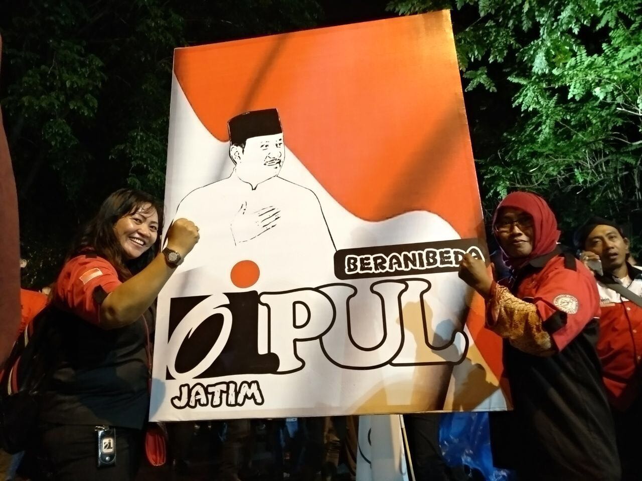Komunitas Orang Indonesia (OI) Iwan Fals juga ikut antar Gus Ipul dan Puti Guntur Soekarno daftar ke KPU Jatim