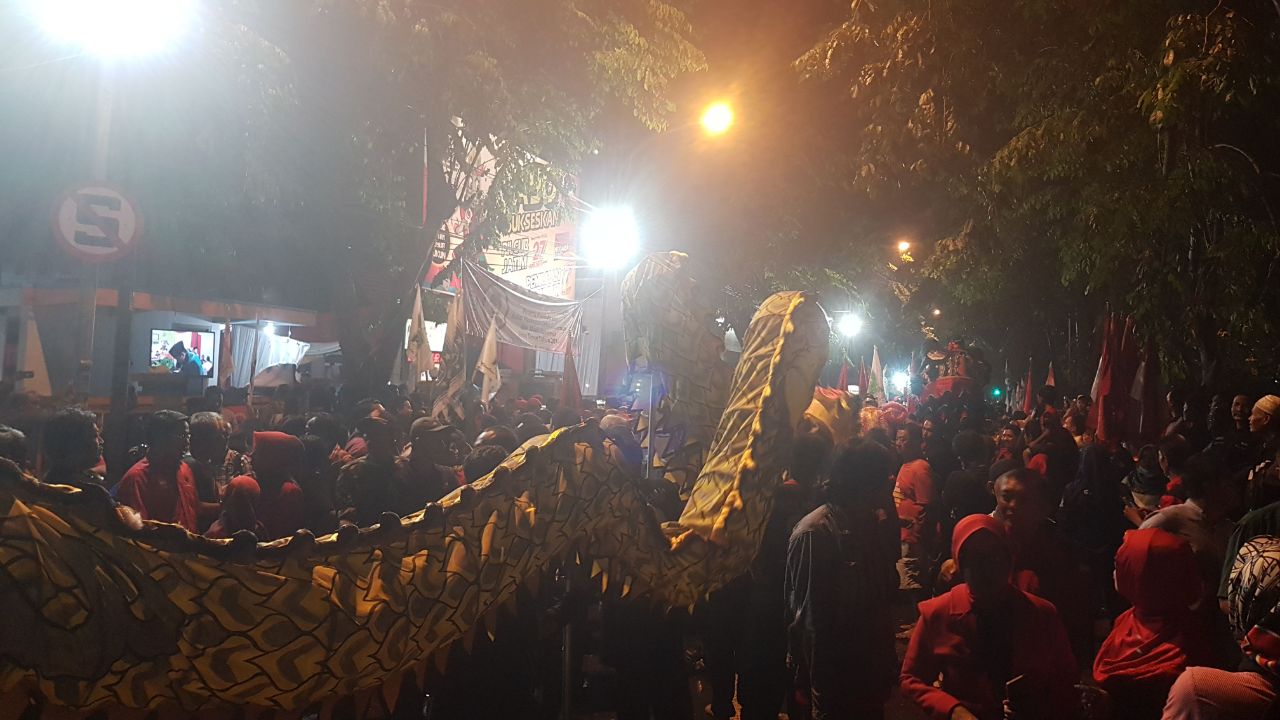 Atraksi barongsai juga tampak dalam iring-iringan rombongan Gus Ipul dan Puti Guntur Soekarno saat mendaftar di KPU Jawa Timur.