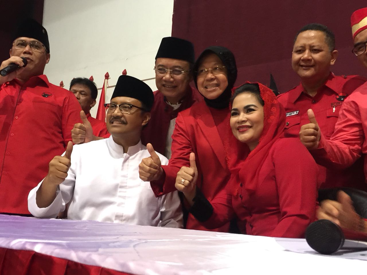 Gus Ipul - Puti di antara para kepala daerah, di Kantor DPD PDIP Jatim, Rabu, 10 Januari 2017. (Foto: farid/ngopibareng.id)