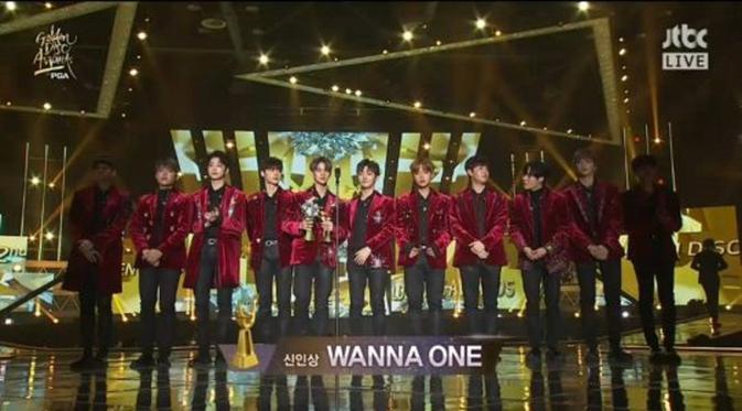 Wanna One ketika menerima penghargaan di Golden Disc Awards 2018. (foto : Soompi)