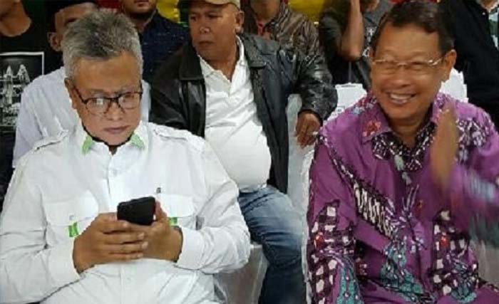 Syamsurizal (kiri) dan pasangannya Zaini Ismail tiba di KPU Riau Rabu tengah malam untuk mendaftar sebagai calon gubernur dan wakil gubernur Riau. Tapi ditolak KPU. (foto: senuju.com)