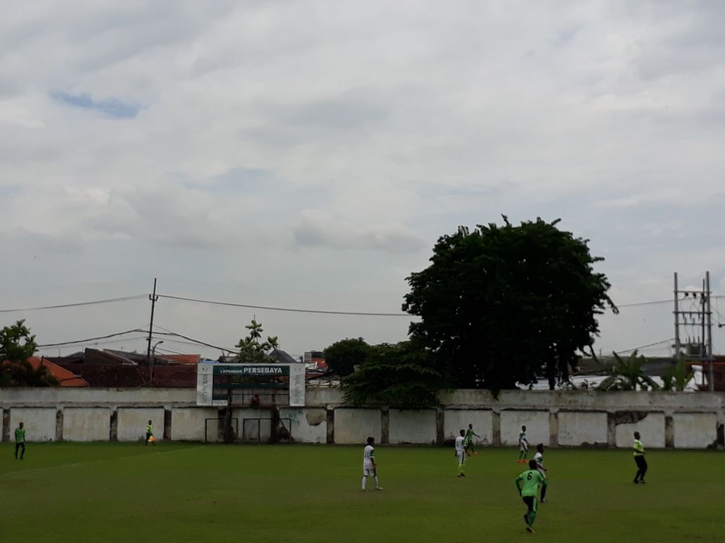 Persebaya saat melakukan uji coba dengan tim internal All Star di lapangan Karanggam, Kamis 11 Januari 2018. (foto: hrs/ngopibareng)