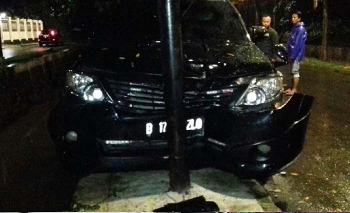 Fortuner nopol B-1732-ZLO yang ditumpangi Novanto terlibat kecelakaan tunggal di kawasan Permata Hijau Jakarta Selatan pada Kamis 16 November 2017 lalu. (foto: dokumentasi)