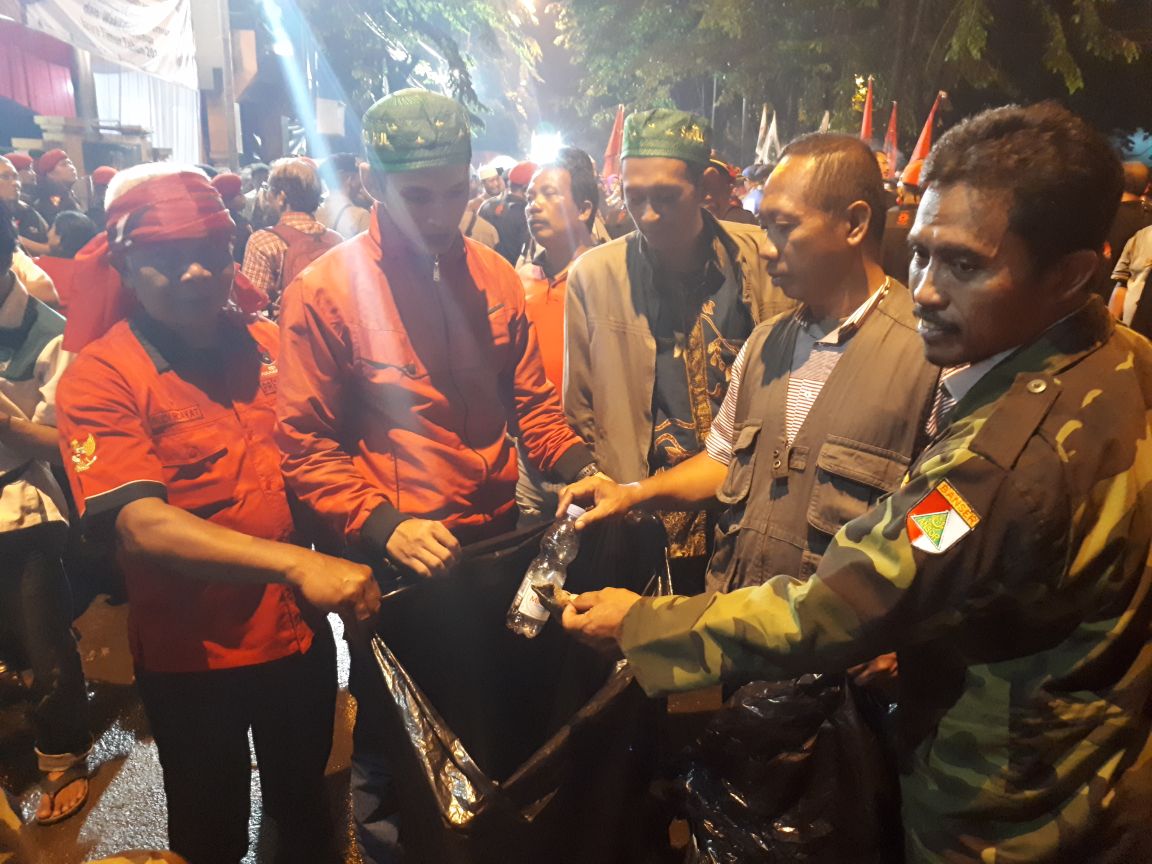 Relawan Semut, saat di temui di depan Kantor KPU Jatim, bilangan Tenggilis Surabaya, Kamis, 10 Januari 2018, malam. (Foto: bis/ngopibareng.id)