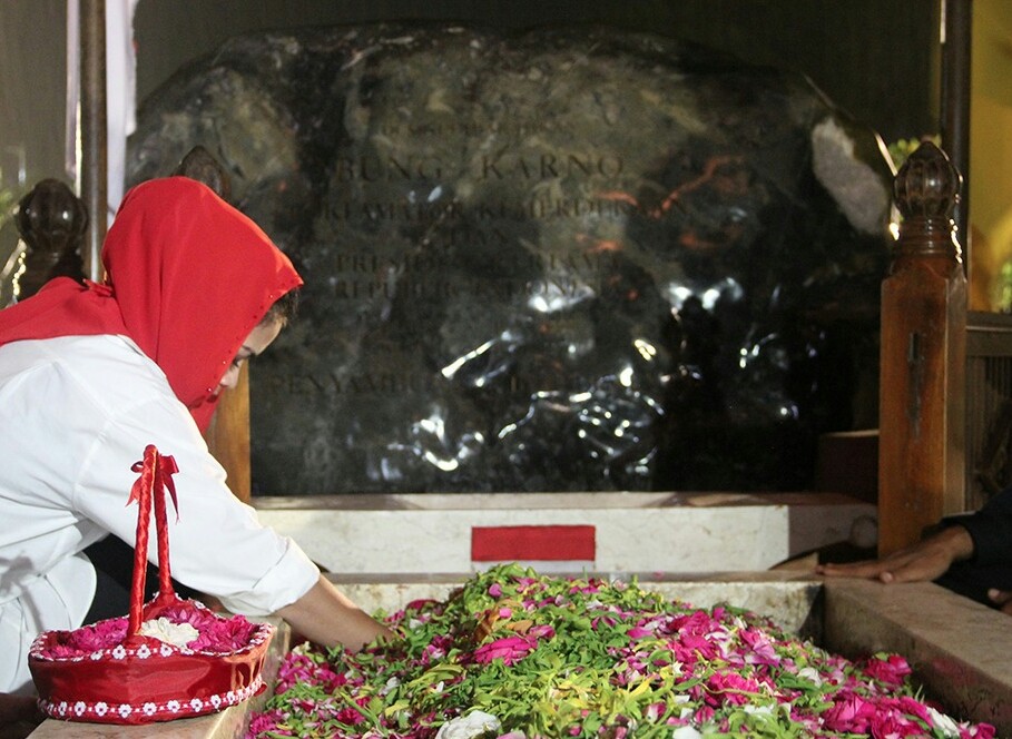 Bakal calon wakil Gubernur Jawa Timur, Puti Guntur Soekarno saat berada di depan Pusara Bung Karno, tadi malam. foto: dok  