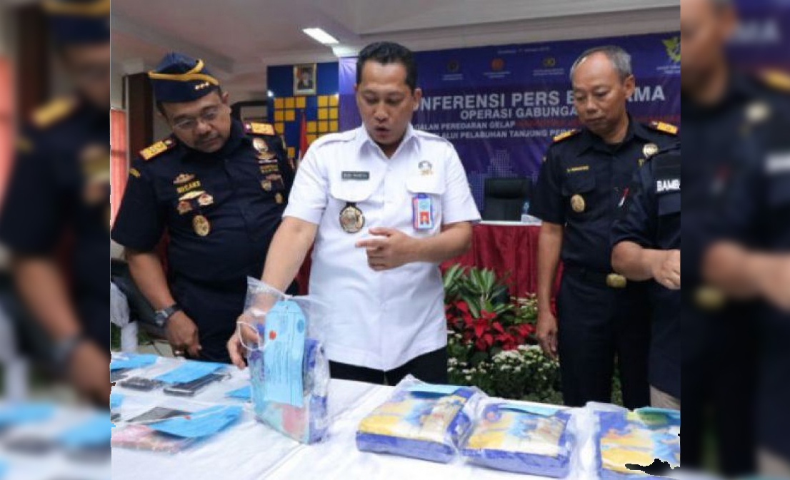 Kepala Badan Narkotika Nasional (BNN) Komisaris Jenderal (Komjen) Pol Budi Waseso (kedua kiri) menunjukkan sejumlah barang bukti sabu-sabu yang dikemas dalam kemasan susu bubuk saat ungkap kasus peredaran narkoba di Kantor Pengawasan dan Pelayanan Bea dan Cukai Tipe Madya Pabean (KPPBC TMP) Tanjung Perak, Surabaya, Jawa Timur, Kamis (11/1/2018). Badan Narkotika Nasional (BNN) Provinsi Jatim bekerjasama dengan Direktorat Jenderal Bea dan Cukai menggagalkan penyelundupan sekitar 7,3 kilogram sabu melalui Pelabuhan Tanjung Perak Surabaya dari Port Klang Malaysia dan menangkap enam tersangka ARW, ZN, RHM, HSN, HMD (tewas) dan IB (tewas).  (Foto; Antara)