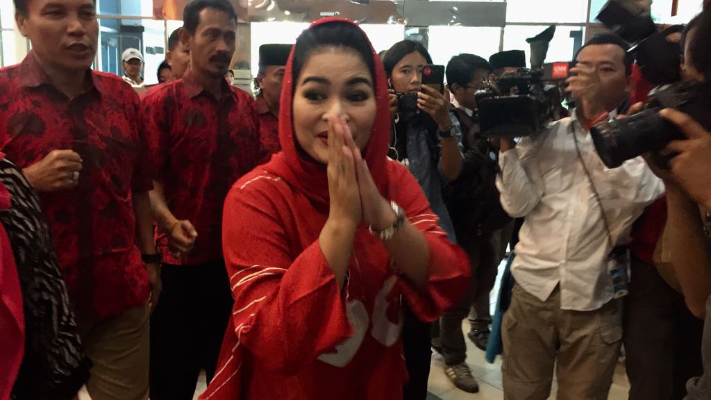 Calon Wakil Gubernur Jatim, Puti Guntur Soekarno, tiba di Graha Amerta, RSUD Dr Soetomo, Jumat, 12 Januari 2018. (Foto: farid/ngopibareng.id)