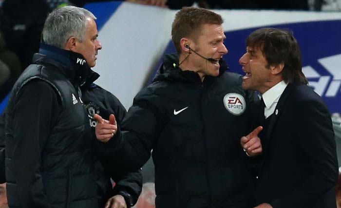 Pelatih Manchester United Jose Mourinho (kiri) dan pelatih Chelsea Antonio Conte (kanan) dipisah pengadil ketika terlibat dalam bentrok non fisik. (foto: daily mirror)