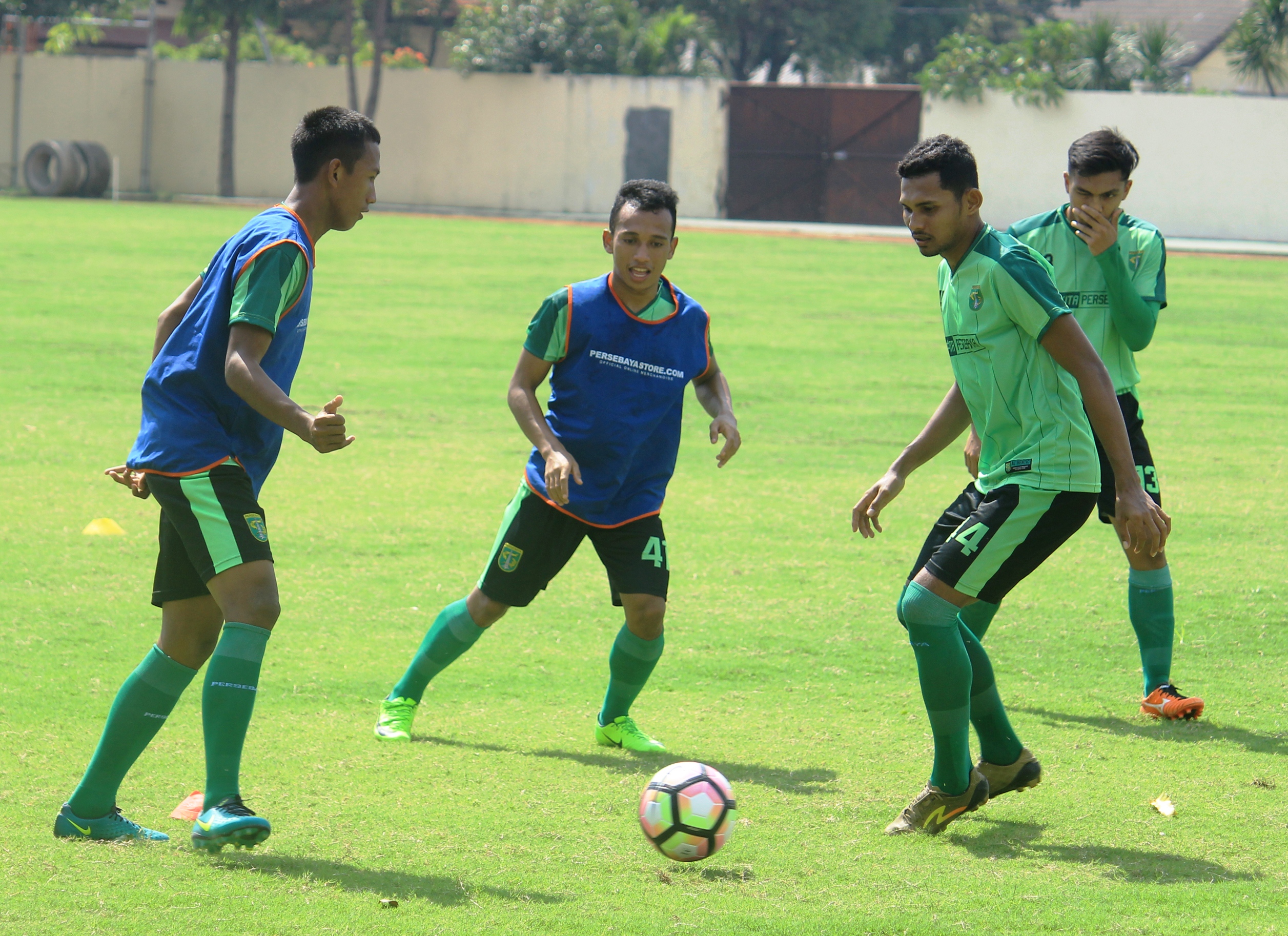 Pemain Persebaya saat menggelar latihan di lapangan Polda Jatim. (foto: ngopibareng)