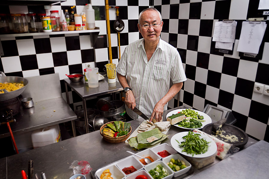 Chef William Wongso di dapur kesayangannya. foto:bisniswisata 