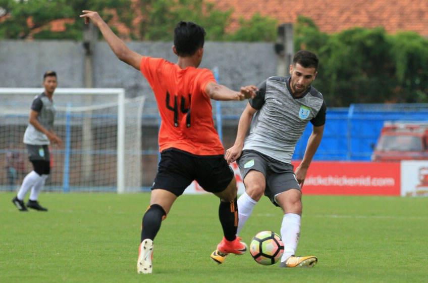 Duel pemain Persela dan Persija di laga terakhir Turnamen Suramadu Super Cup, Jumat 12 Januari 2018. foto;ngopibareng.id