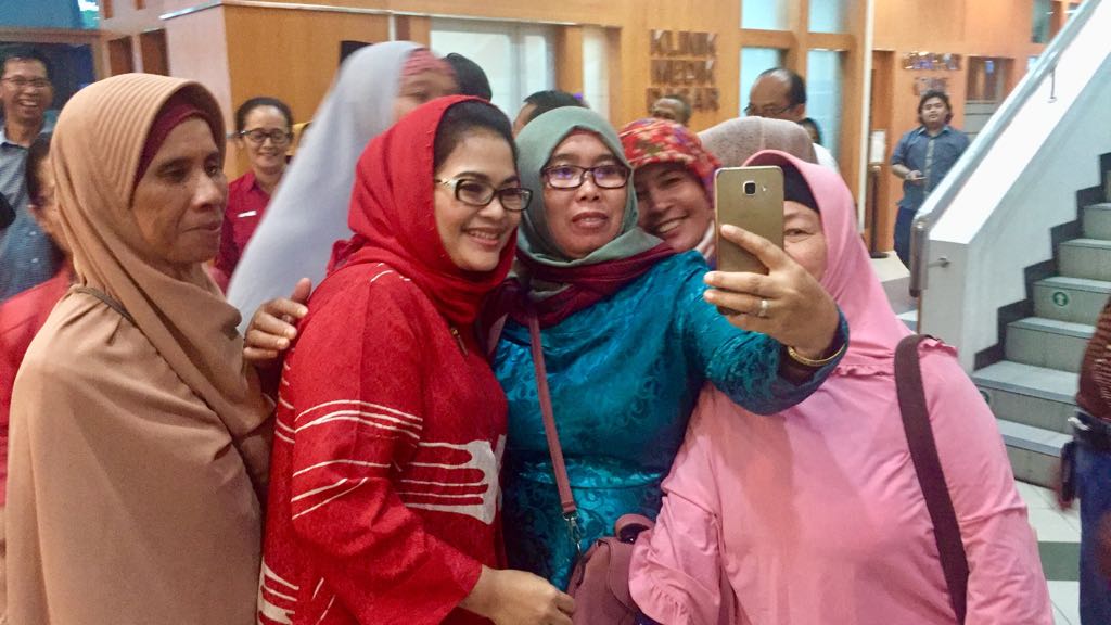 Usai wawancara dengan awak media, Calon Wakil Gubernur jatim, Puti Guntur Soekarno, ramai dimintai selfie, di Graha Amerta RSUD Dr Soetomo Surabaya, Jumat 12 Januari 2018. (Foto: farid/ngopibareng.id)