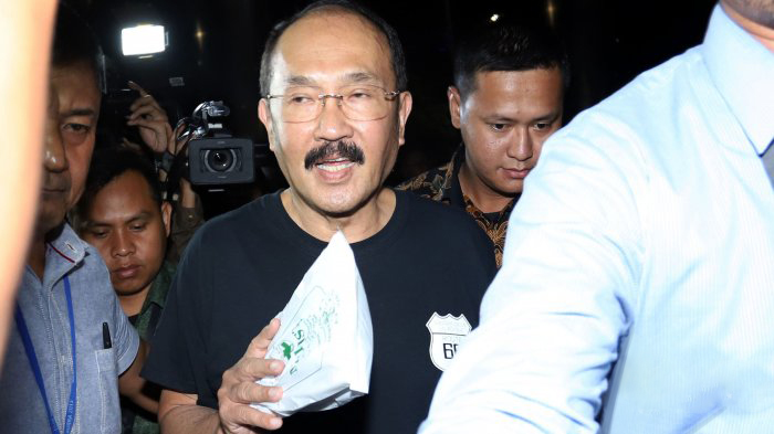 Sabtu 13 Januari 2018 dini hari sekitar pukul 00.11 WIB, Fredrich yang dibawa tim penyidik KPK. (Foto: Istimewa tribunnews)