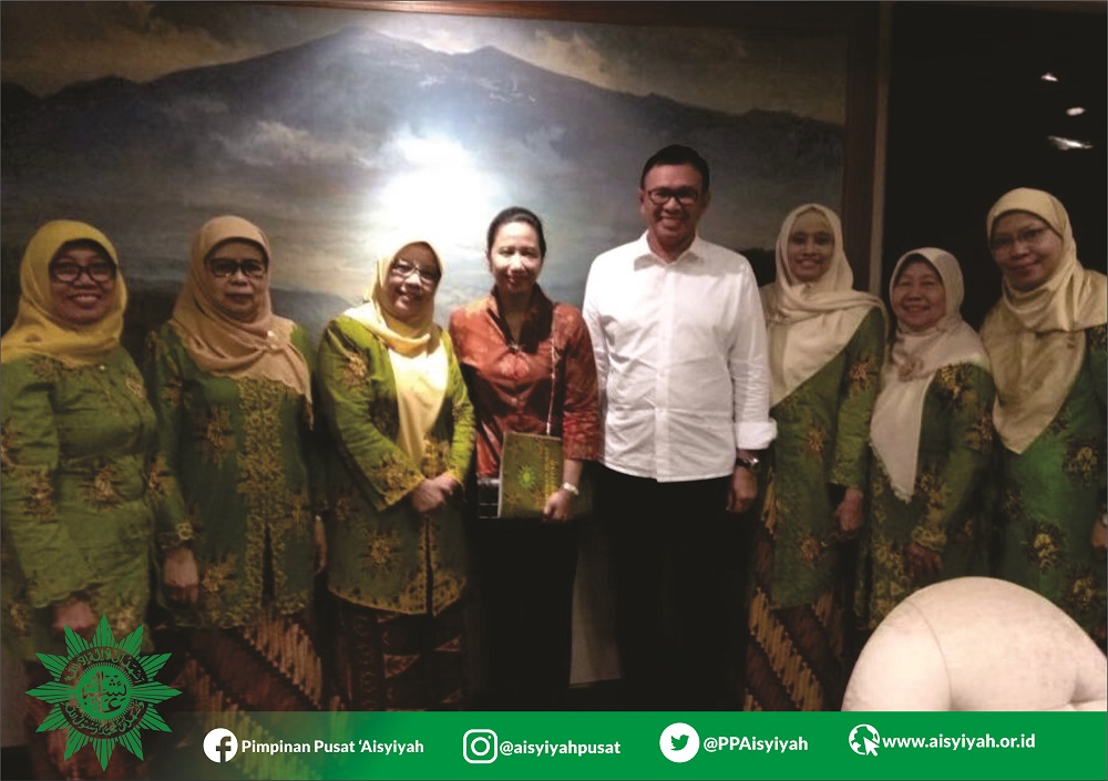 MANDIRI: Siti Noordjannah Djohantini, Ketua Pimpinan Pusat ‘Aisyiyah, dan Menteri BUMN Rini Soemarno. (foto: ist)