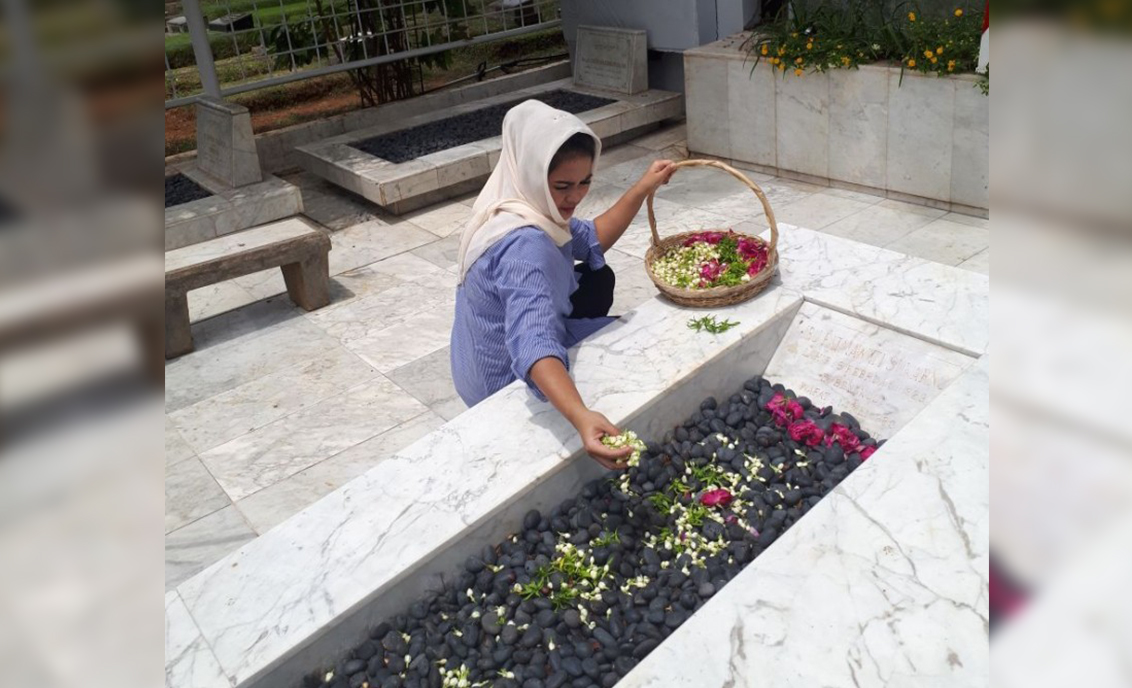 Puti Guntur Soekarno menabur bunga di Makam Fatmawati, Penjahit Bendera Pusaka Merah Putih yang juga neneknya. 