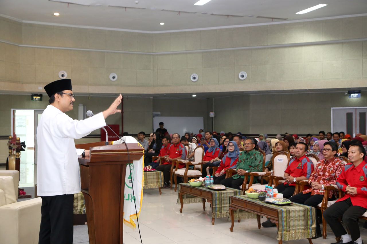 Wagub Jatim Saifullah Yusuf saat berada di antara ribuan analis kesehatan, Minggu (14/1). (Foto : ngopibareng.id)