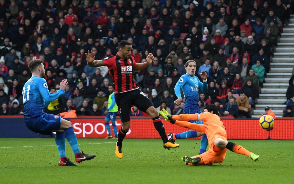 Callum Wilson saat membobol gawang Arsenal yang dikawal Petr Cech, Minggu (14/1). foto;reuters