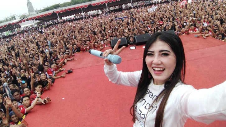 Via Vallen saat mengabadikan momen bersama Vianisty. foto;dok