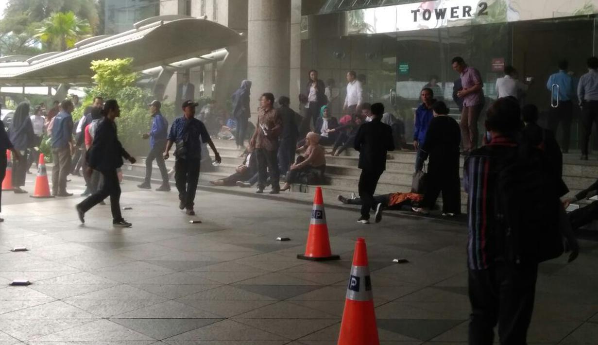  Belum ada laporan korban jiwa dari ambruknya selasar kantor BEI Jakarta.  Rata-rata mengalami luka di kaki, kepala dan lengan.  (Foto: Liputan 6)