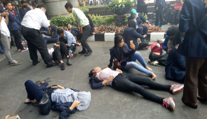 para korban yang tergeletak didepan halaman Gedung( foto: istimewa )