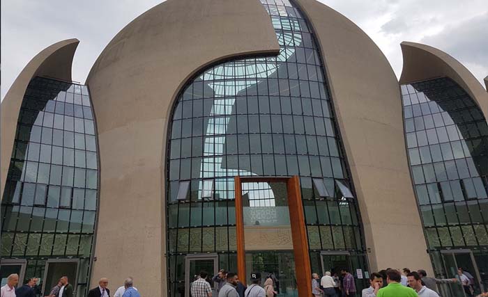 Masjid Turki di Koln, Jerman, dengan arsitektur Eropa. (foto: sukemi)