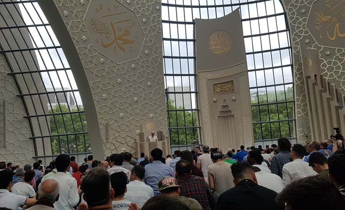 Jamaah mengikuti solat Jumat di Masjid Turki di Koln, Jerman, Jumat 12 Januari 2018 lalu,  (foto: sukemi)