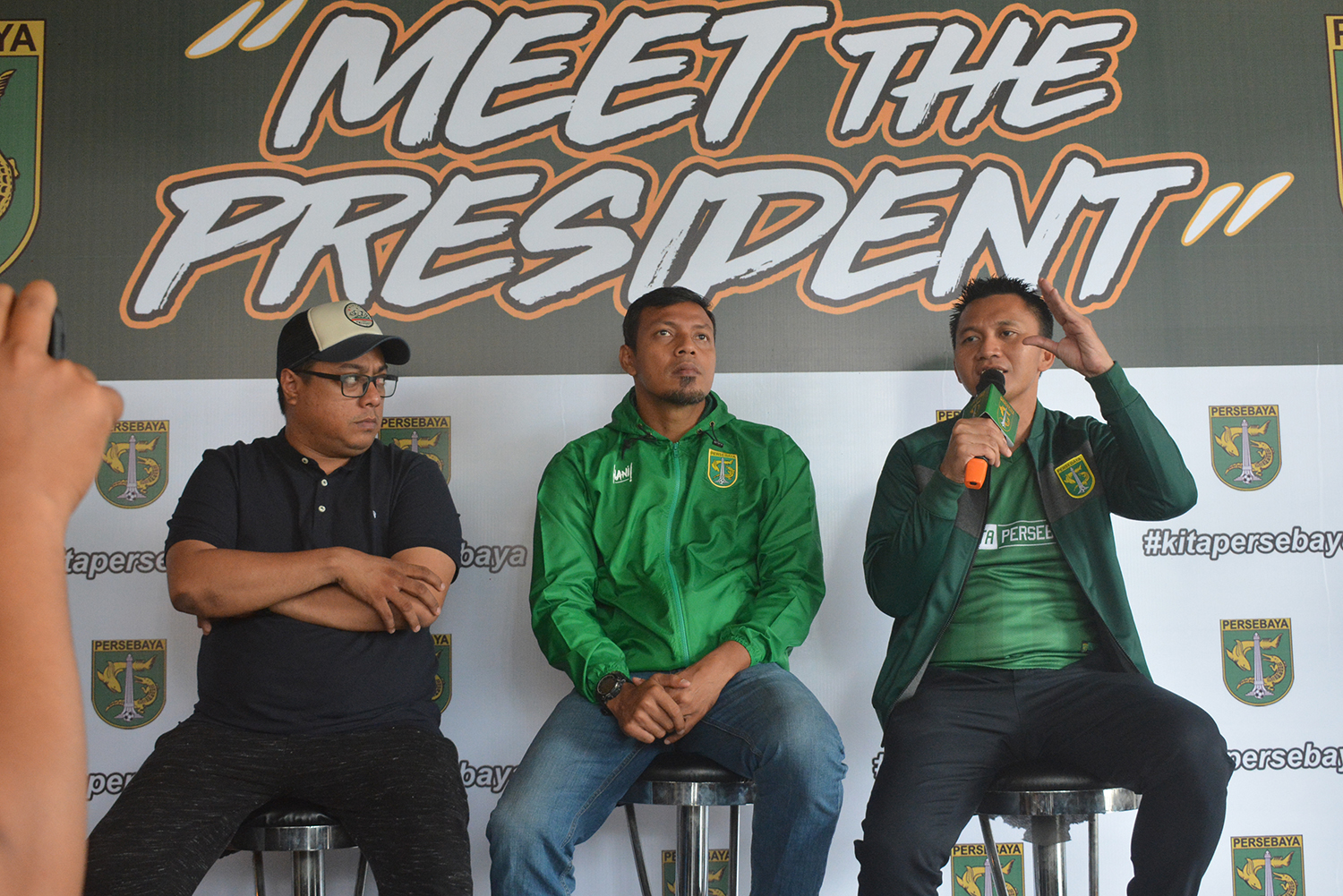 Dari kiri: Manajer Persebaya Choirul Basalamah, Bejo Sugiantoro, dan Presiden klub Azrul Ananda. (foto: hrs/ngopibareng)