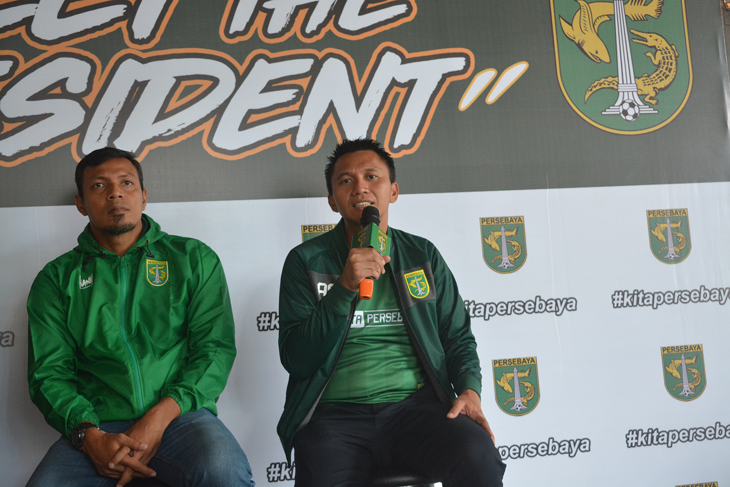 Presiden Persebaya, Azrul Ananda (tengah) mengaku akan menjelaskan isu mengenai Andik Vermansah. (foto: hrs/ngopibareng)