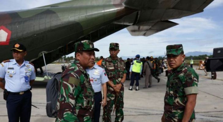 Komandan Korem 174/Anim Ti Waninggap Merauke Brigjen TNI Asep Setia Gunawan memimpin langsung Satgas TNI untuk penanggulangan KLB Kesehatan di Kabupaten Asmat. TNI menerjunkan puluhan personel untuk membantu mengatasi wabah campak dan gizi buruk di Asmat yang telah menelan korban jiwa 61 orang anak. (Foto: Antara)