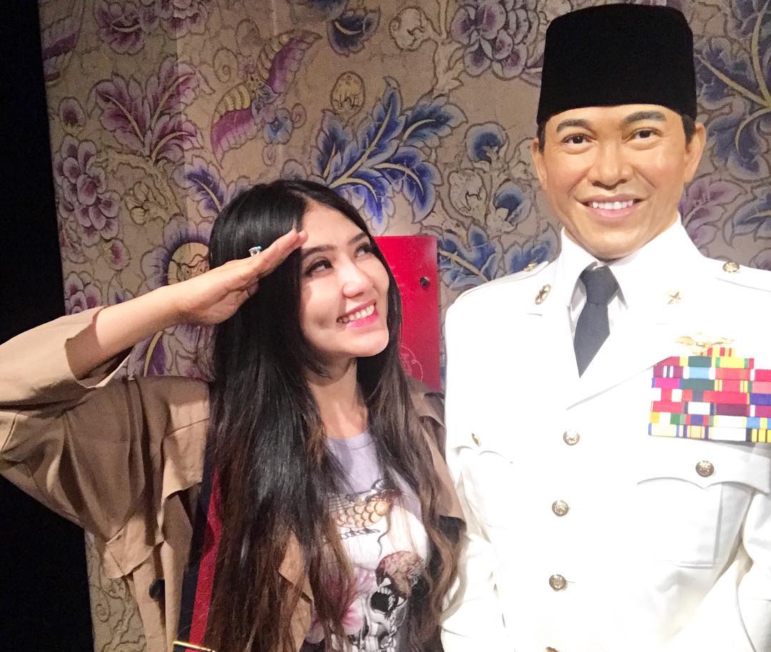 Via Vallen berfoto dengan patung Bung Karno. (Instagram @viavallen)