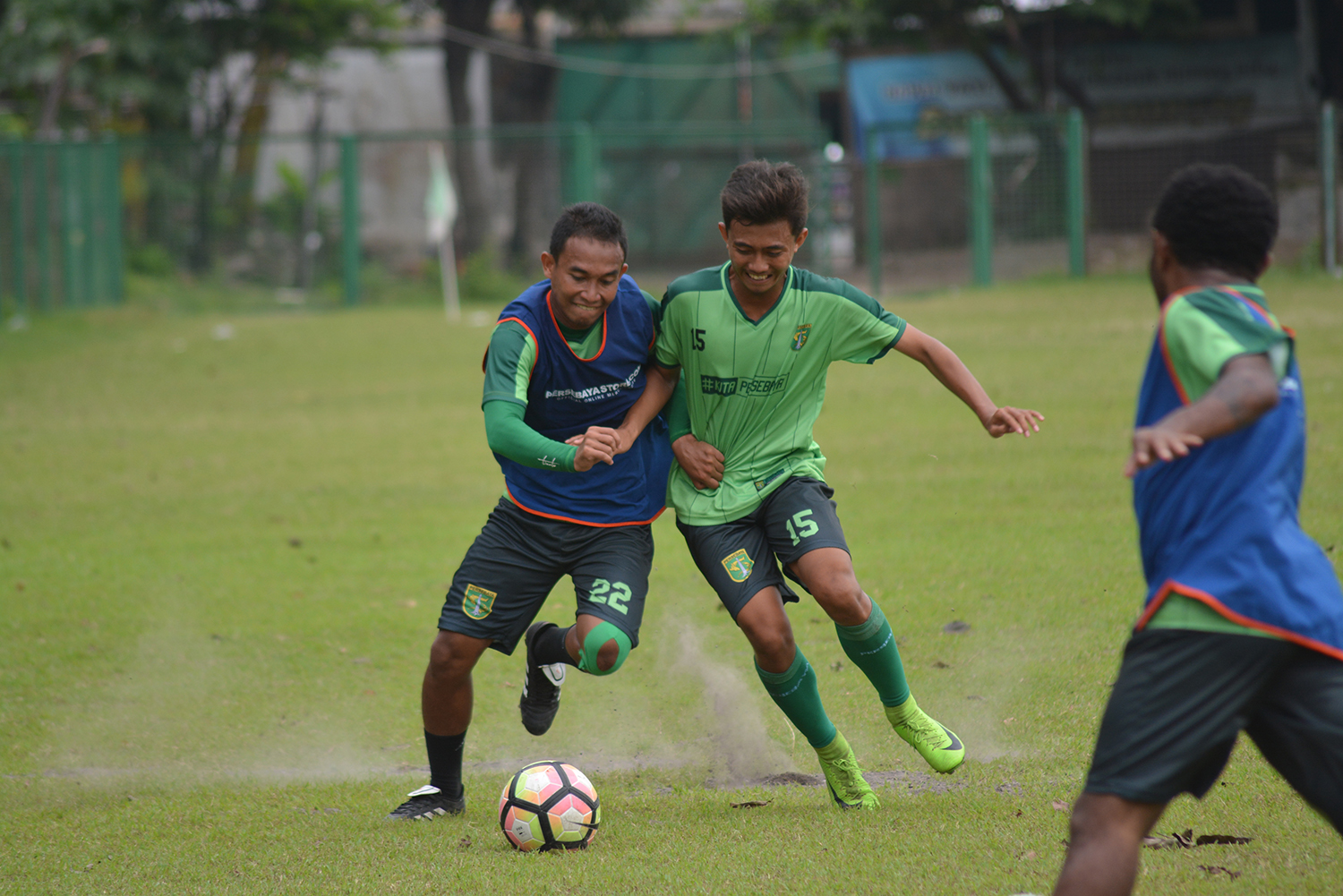 Latihan Persebaya di Lapangan Karanggayam. (foto: hrs/ngopibareng)