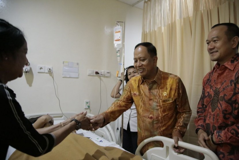 Mohamad Nasir membesuk sejumlah mahasiswa Universitas Bina Darma Palembang yang menjadi korban runtuhnya selasar di Bursa Efek Indonesia (BEI) di salah satu rumah sakit. (Foto: Republika)