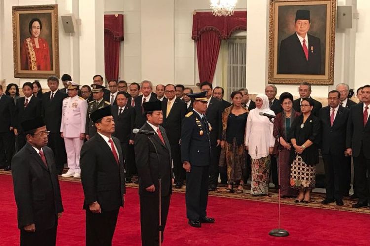 Presiden Joko Widodo melantik Idrus Marham sebagai Menteri Sosial (paling kiri), Moeldoko sebagai Kepala Staf Kepresidenan, Agum Gumelar sebagai Anggota Dewan Pertimbangan Presiden dan Marsekal Madya TNI Yuyu Sutisna sebagai KASU. Pelantikan ini dilakukan di Istana Negara, Jakarta, Rabu, 17 Januari 2018 