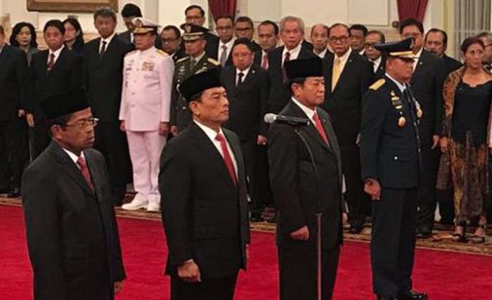 Presiden Jokowi hari Rabu 17 Januari 2018 di Istana Negara melantik empat orang pejabat negara, masing-masing dari kiri Idrus Marham sebagai Mensos, Jenderal TNI (purn) Moeldoko sebagai Kepala Staf Presiden,  Agum Gumelar (wantimpres) dan Marsekal Madya TNI Yuyu Sutisna sebagai KSAU. (foto: poskota) 