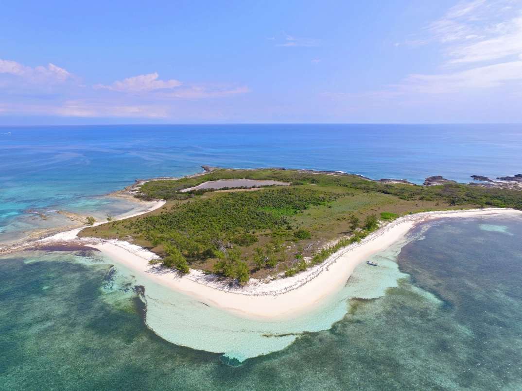 Penampakan Pulau Ajab yang dikelilingi dengan putiran pasir putih indah hendak dijual