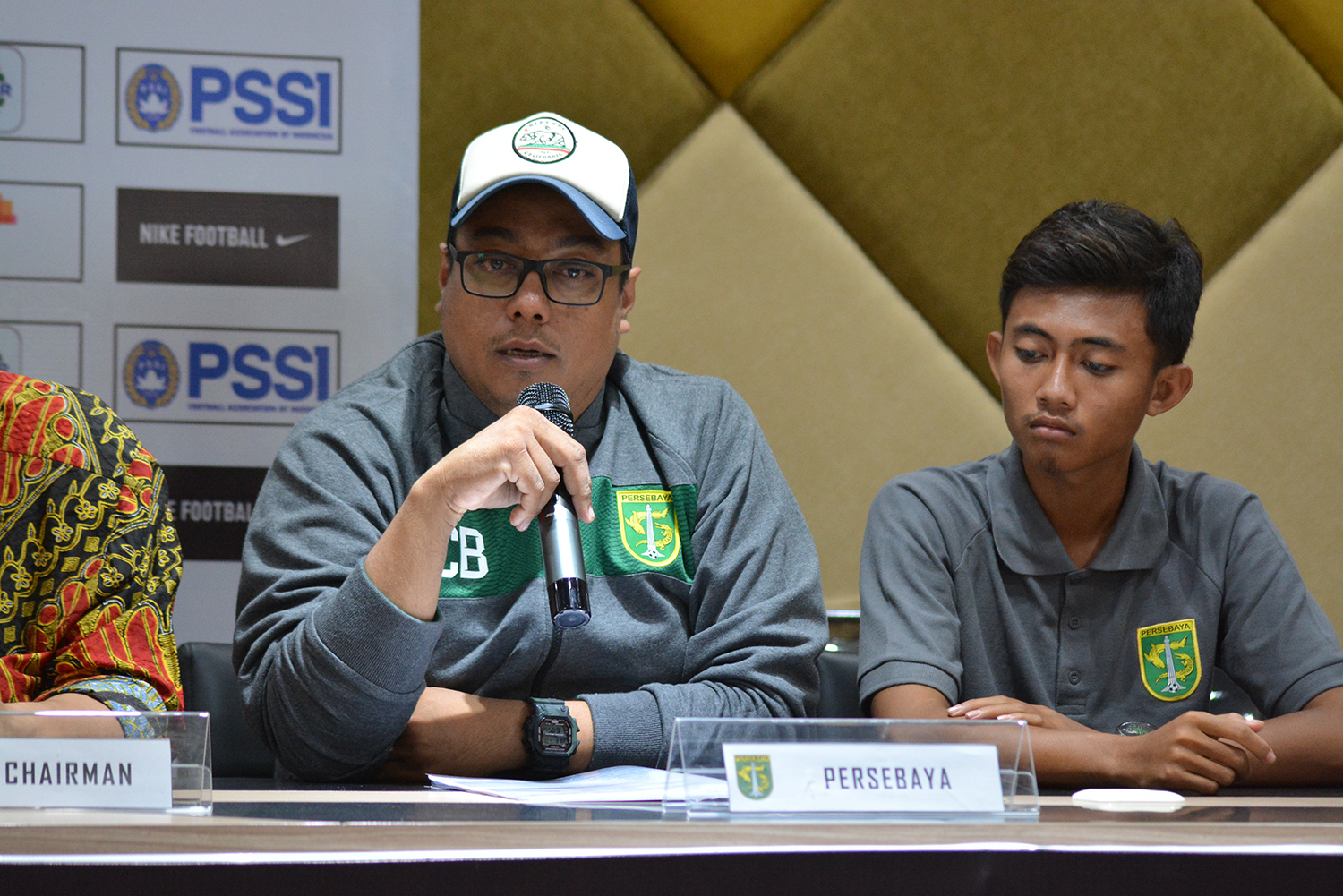 Manajer Persebaya Chairul Basalamah (kiri) bersama dengan Pemain Magangnya Jossa Bastian. (foto: hrs/ngopibareng)