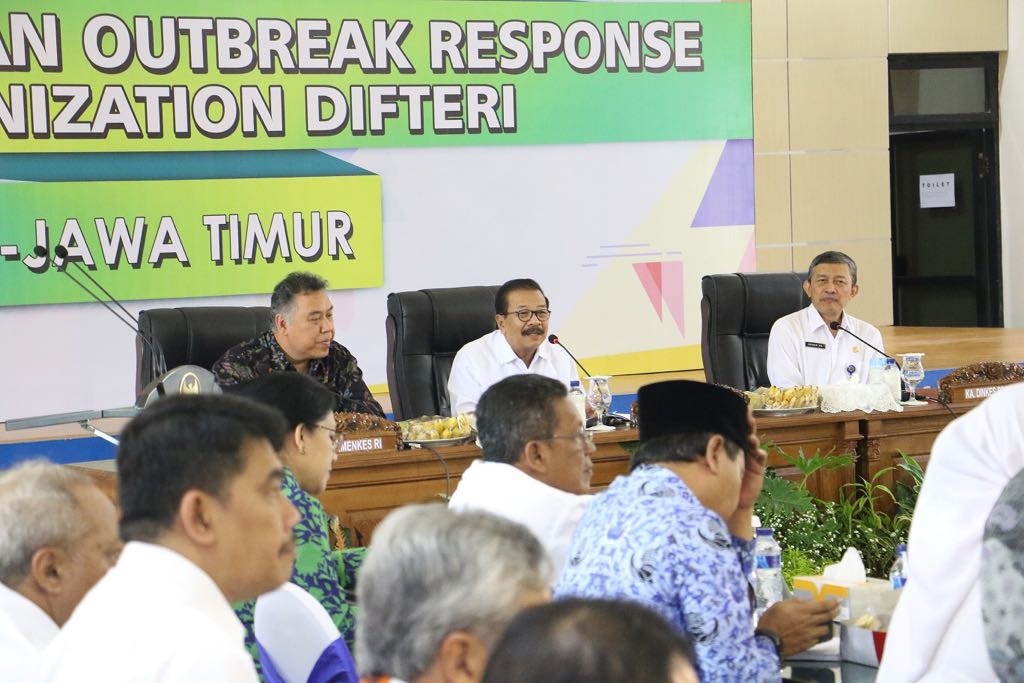 Gubernur Jatim Soekarwo (Pakde Karwo) saat memimpi  Rapat Koordinasi Pemantapan Outbreak Response Immunization Difteri se-Jawa Timur, Rabu, 17 Januari 2018, pagi. (Foto: Humas Pemprov Jatim)