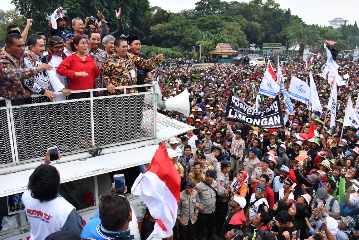 Menteri Susi saat menemui ribuan nelayan dari berbagai daerah yang menggelar aksi di depan Istana Merdeka, Rabu, 17 Januari 2018. (Foto: Biro Pers Setpres)