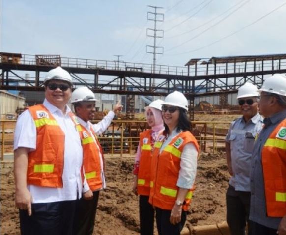 Menteri Perindustrian Airlangga Hartarto bersama (dari kanan) Wakil Ketua Komisi VI DPR RI Azam Azman Natawijana, CEO PT Indonesia Morowali Industrial Park (IMIP) Alexander Barus, Dirjen Industri Kecil dan Menengah (IKM) Gati Wibawaningsih (ketika kanan) serta Bupati Morowali Anwar Hafid meninjau salah satu pabrik smelter nikel yang beroperasi di Kawasan Industri Morowali di Sulawesi Tengah, Rabu. (Foto: Kemenperin)