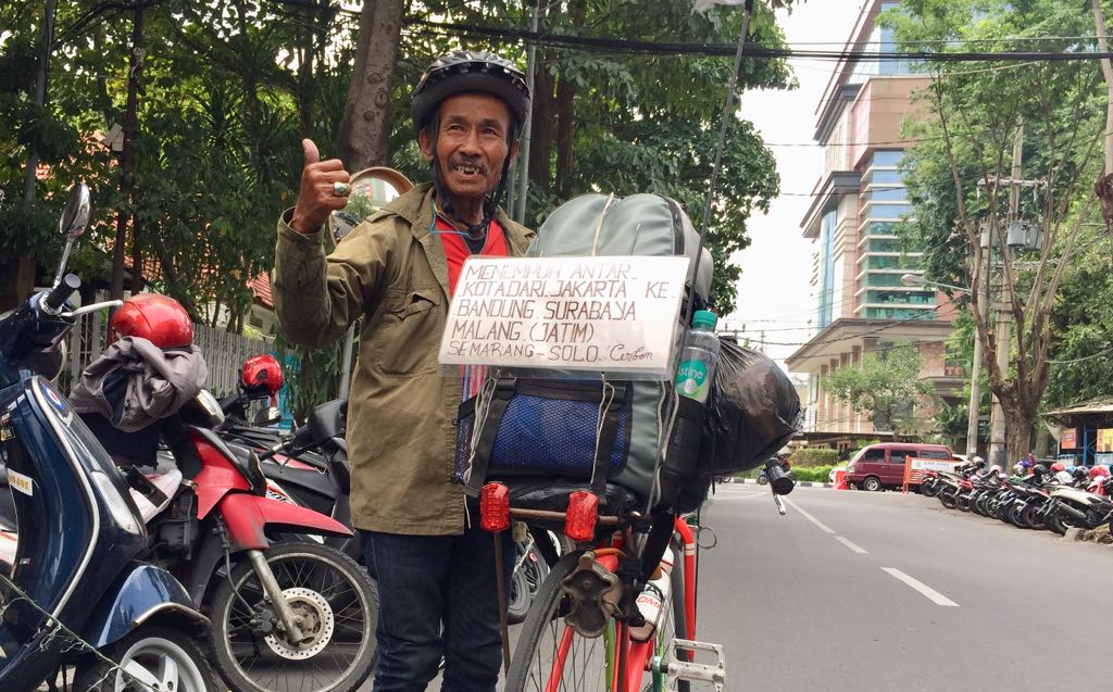 Tarmidzi sesampainya di Surabaya setelah melewati perjalanan selama 20 hari menggunakan sepeda, Kamis, 18 Januari 2018. (Foto: farid/ngopibareng.id)