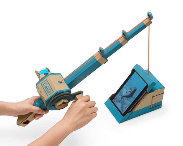 Salah satu peralatan yang diperkenalkan adalah kardus Nintendo Labo yang bertransformasi menjadi alat pancing.