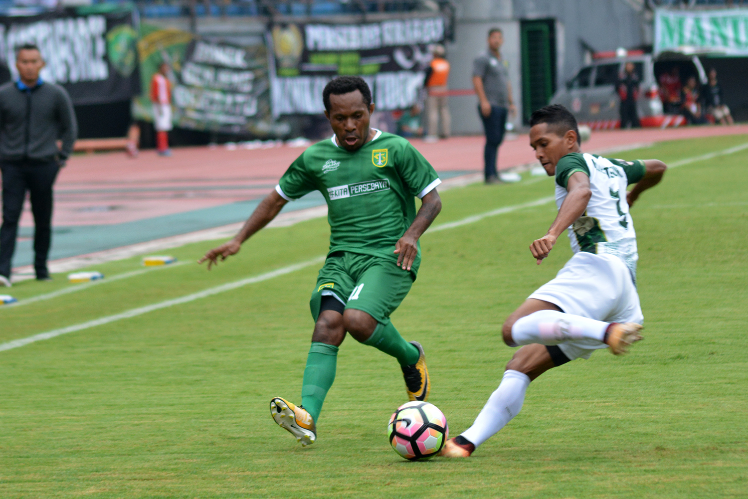 Pemain Persebaya, Ferinando Pahabol, akui takut dengan Bonek Mania. (foto: hrs/ngopibareng)