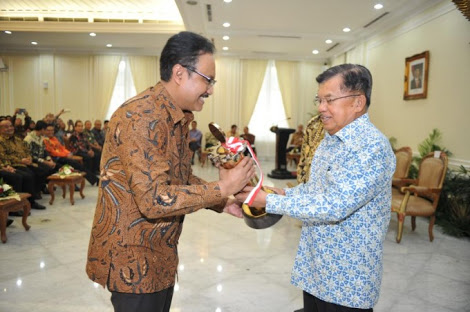 Wapres Jusul Kalla ketika memberikan penghargaan pada Saifullah Yusuf (Gus Ipul). (Foto : ngopibareng.id)