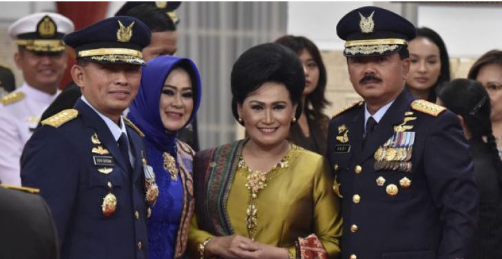 Panglima TNI Marsekal Hadi Tjahjanto (kanan) beserta istri berfoto dengan Kepala Staf Angkatan Udara Marsekal TNI Yuyu Sutisna beserta istri usai pelantikan oleh Presiden Joko Widodo di Istana Negara, Jakarta, Rabu 17 Januari. Marsekal TNI Yuyu Sutisna dilantik menjadi KSAU yang sebelumnya dijabat oleh Marsekal TNI Hadi Tjahjanto. (Foto: Antara)