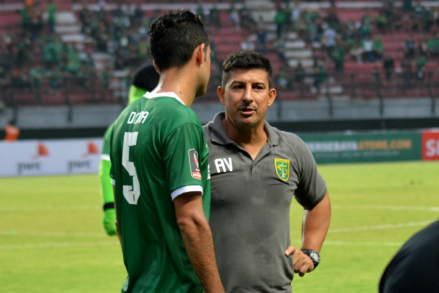 Pelatih Persebaya Surabaya Alfredo Vera, mengaku sangat menyesal dengan beberapa keputusan wasit yang merugikan timnya saat melawan PS TNI, di Piala Presiden, Kamis 18 Januari 2018. (foto: hrs/ngopibareng)