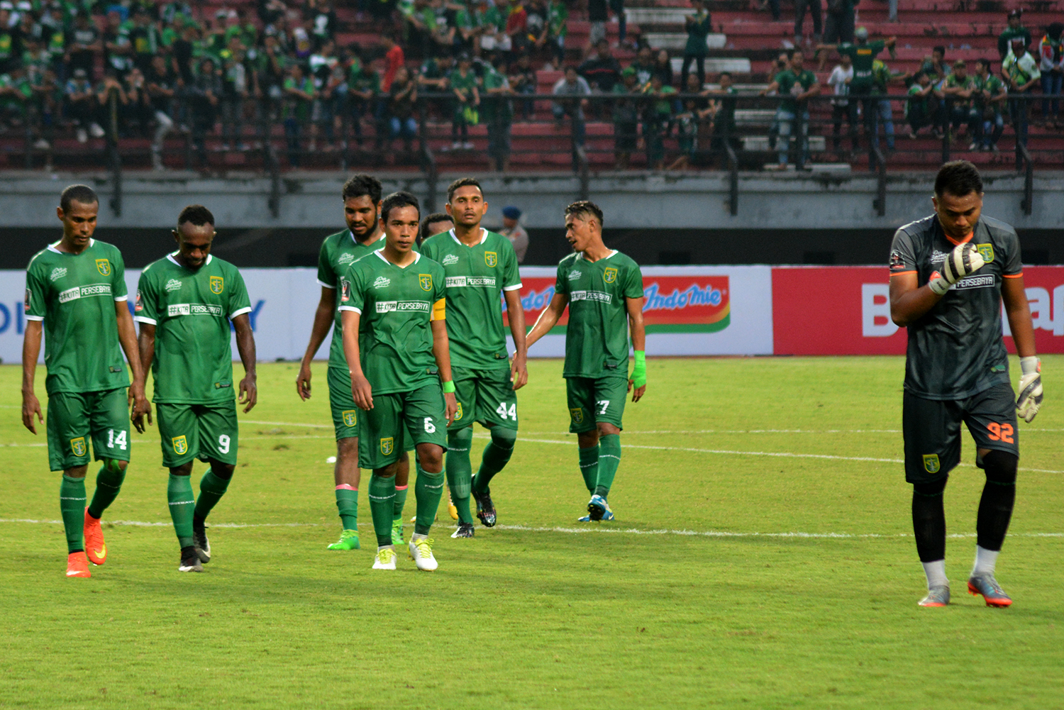 skuad Persebaya usai menghadapi PS TNI di grup C, Piala Presiden 2018, Kamis 18 Januari 2018. (foto: hrs/ngopibareng)