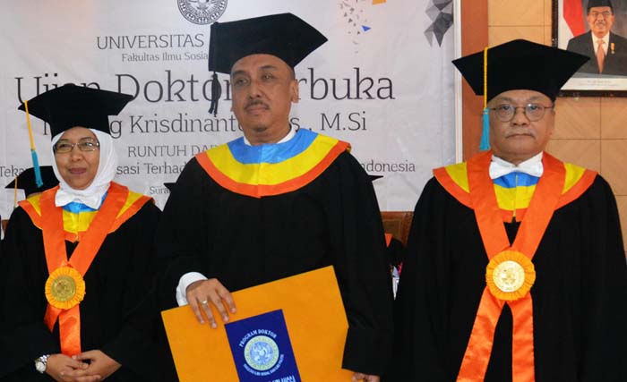 Dr. Nanang Krisdinanto, Drs., M.Si. (tengah) diapit Prof. Dr. Hotman Siahaan (kanan)  dan Prof. Dr. Rachmah Ida. (foto: bambang bes/unair news) 